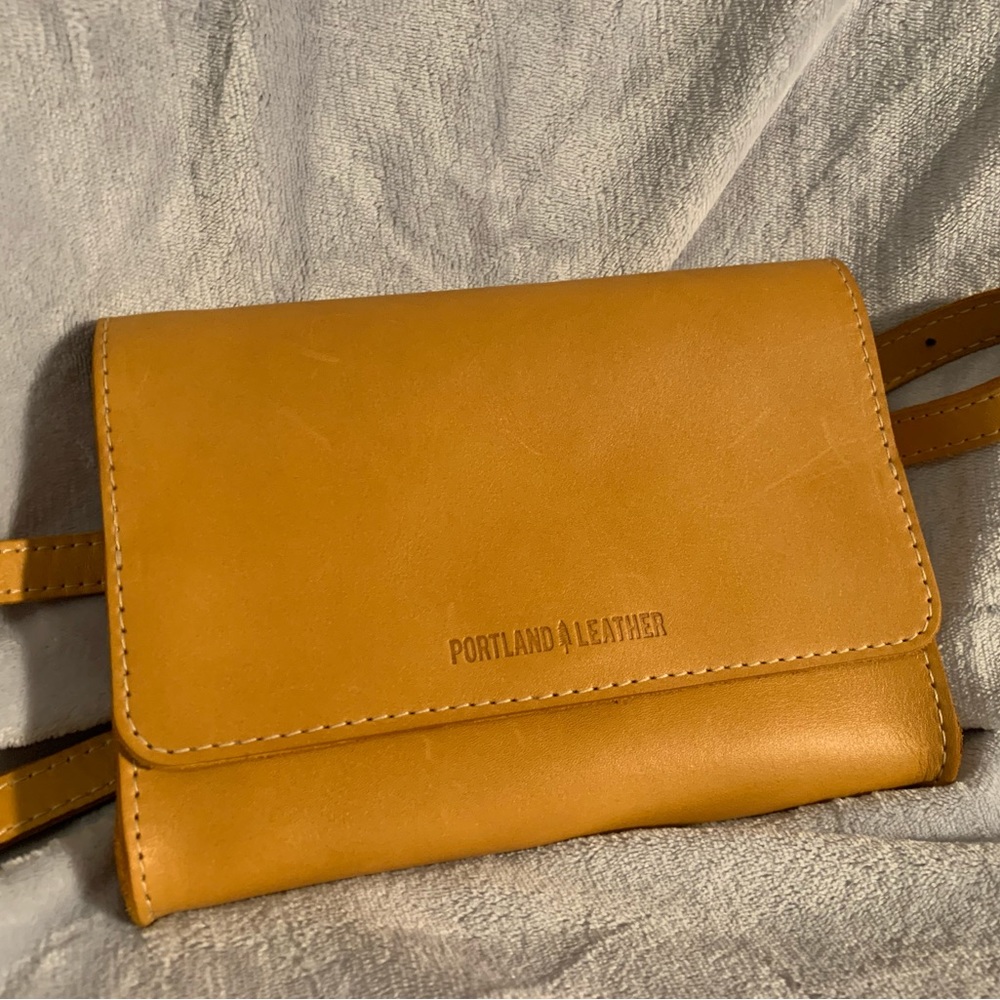 EUC. PLG basic belt bag. Sunflower color.